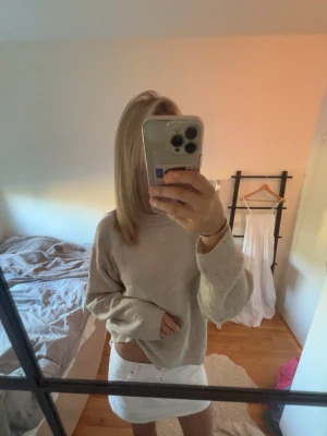 Beige oversized stickad tröja - Glömde ta bild på lappen!  Jag står inte för frakt, tar gärna emot bud under det satta priset för kompromiss!💗   Allt jag säljer är i stort sätt i nytt skick för ett lägre pris, kolla in resten av mina artiklar i min profil!