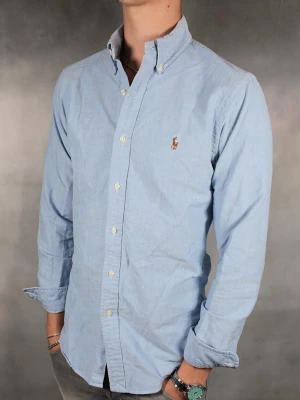 Ralph Lauren skjorta  - Ralph Lauren skjorta (Slimfit) • Storlek: S • Skick: 9/10 – fint skick utan skavanker • Inkluderas: Endast skjorta • Nypris: Ca 2000kr • Passform: Sitter normalt • Modellen på bilden är 180 cm lång, väger 65 kg •