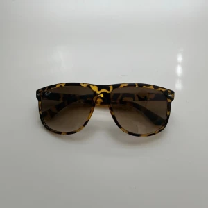 Ray-Ban Boyfriend   - Tjena, säljer dessa tvär snygga leopardfärgade Ray-Ban solglasögonen.  Skriv gärna vid intresse och pris kan diskuteras! 