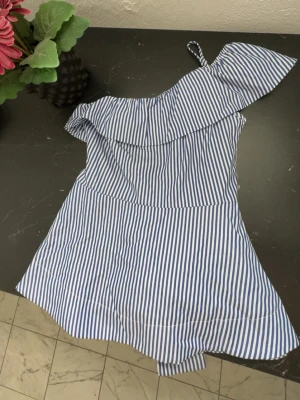 Randig offshoulder topp - Offshoulder topp med ett kort axelband. Jättefin och aldrig använd. Knyt i ryggen 