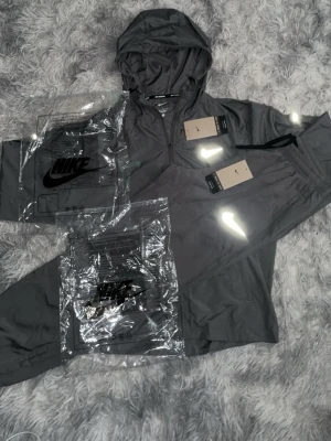 Nike Miller Set - Nike Miller Set. Byxor och windbraker. Helt ny med prislapp