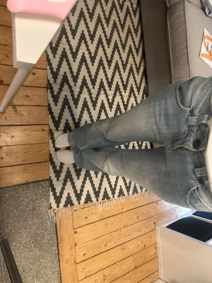 Ljusblå bootcut jeans lågmidjade  - Säljer ett par ljusblå bootcut jeans från Tommy Hilfiger. Säljer på grund av att dom är för stora på mig🫶🫶