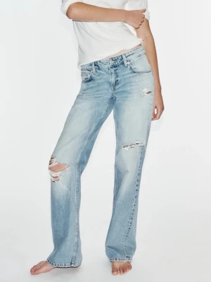 Zara jeans - Intressenoll på blåa Zara jeans med hål som är jättepopulära. Bara testade och har lappen kvar🥰