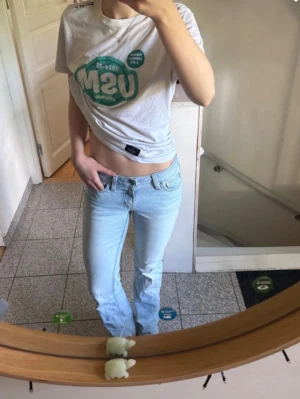 Ljusblå bootcut jeans - Snygga levis i modellen superlow bootcut. Inga defekter!💕Storlek 25 i midjan. Lite korta på mig som är 175cm. Nypris 1000kr 