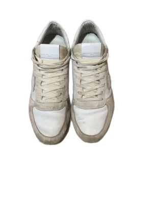  Philippe Model Sneakers  - Snygga sneakers från Philippe Model i vitt och beige. Skorna har en kombination av mocka och läder, med klassisk låg siluett och vita snören. Perfekta för en stilren och avslappnad look.