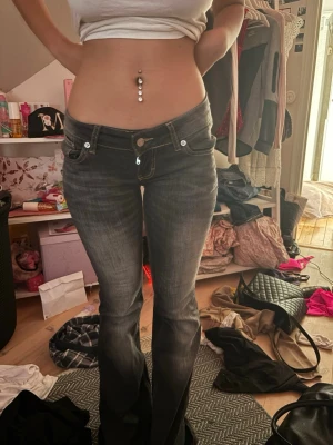 Grå bootcut jeans med låg midja - Säljer ett par grå bootcut jeans med låg midja. Säljer på grund av att dem är för långa är ett litet hål där nere. Använt 2 gånger bara 