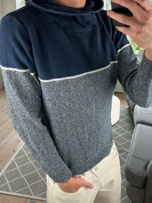 Stickad Unik Hoodie - Väldigt schysst hoodie perfekt i alla tillfällen! Mått: A:52 B:48 C:48 D:62 (cm) Skriv vid fundering 😇🙌