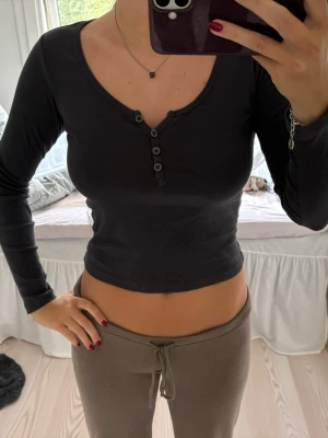 Mörkgrå tröja med knappar från subdued - Snygg tröja med knappar upptill från subdued, men köpt på sellpy. Använd en gång!! Passar S🩶🩶