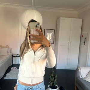Soft Goat cashmere zip beige  - Säljer denna super fina soft goat zip tröja i cashmere som är perfekt nu till höst! Nypris 2699kr. Har bara använt den ett fåtal gånger! Hör av dig om du vill ha fler bilder 💕