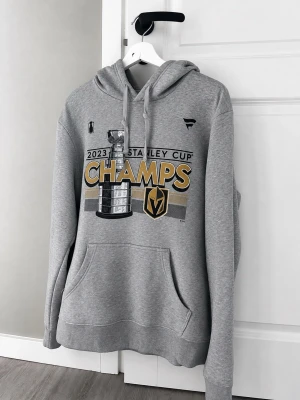 Grå Stanley Cup Champs hoodie, storlek L - Fåtal gånger använd väldigt bra skick, storlek L