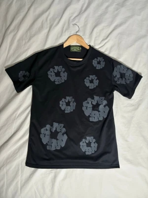 Denim Tears T-Shirt  - Passar perfekt till storlek M men använder den bara inte längre har legat i min garderob i ett tag