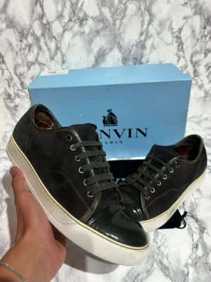 Lanvin cap toe DBB1 - Säljer ett par Lanvin DBB1 i fint skick. Storlek: 41 men passar 43 då dem är sönder inuti hälen Skick: 9,5 utvändigt invändigt sämre, endast hälen på båda som är sönder så passar 1-2 storlekar större Färg: brun/svart 📦 Ingår: Allt OG 💰 Pris: 2099  kr Snabb affär prioriteras – seriösa bud välkomna. Skriv gärna för fler bilder eller frågor. Ända defekten är inne i sulan på bäda paren som gör så storleken blir som 43 men inget som man tänker på | 