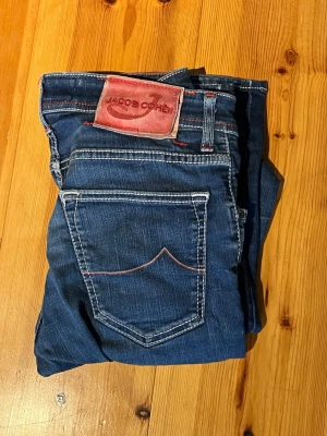 Jacob Cohen jeans  - Säljer nu ett par riktigt sköna Jacob Cohën Jeans för herr!                                                            Storlek - w32/32 | Otroligt skönt material! |  Skick: 8/10 skick och är självklart 100% autentiska och äkta ✅.                                                     Nypris: 4500kr                                                             Mitt pris: 799kr!                                                             🚚Alltid frakt inom 24h 🚚