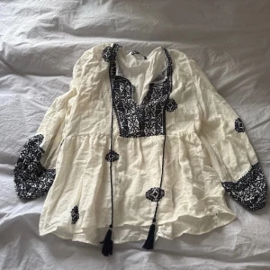 Zara blus  - Fin blus från Zara 💗 Använd typ 1 gång så i väldigt fint skick 