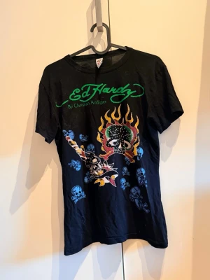 Ed Hardy t shirt  - Svin snygg ed Hardy t shirt som ej kommer till användning. Använt 1 gång🩷🩷xl men den är som en s-m