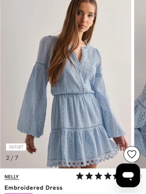 Populär klänning från Nelly - Slut sold super fin klänning!🩵Endast använd 1 gång vid skolavslutningen så super fint skick!