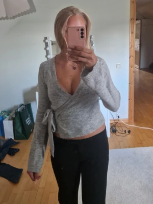 Stickad omlott tröja xs - En snygg stickad omlott tröja i mycket bra kvalite i storlek xs