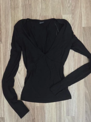 Gina långärmad tight topp med hål för tummarna - Bekväm och snygg. Djupt urringad. 95% viscose 5% elastan