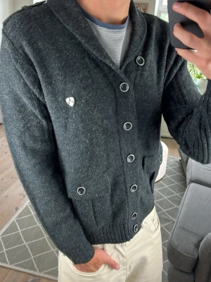 Cardigan Stickad Mörkgrå  - Trendig och stilren! Mått: A:51 B:50 C:46 D:62 (cm)Skriv vid fundering 😇🙌