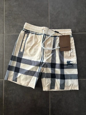 Bad Shorts - Oanvända bad shorts storlek S/M