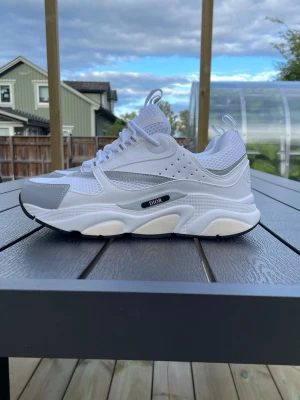 B22 skor - Helt nya och oanvända b22 skor! Snygga och perfekt nu inför sommaren och bara eyy allmänt bra val för sneakers!