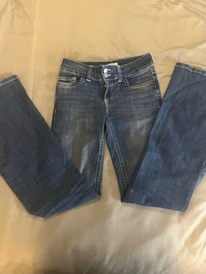 Jeans från Nelly - Säljer ett par jeans från Nelly i storlek 32. De är vit design på bakfickorna och Boot cut. Hör av er om ni har några frågor❤️
