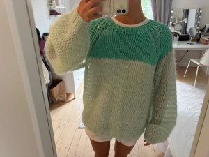 Mintgrön chunky stickad tröja - Säljer en oversized stickad tröja i chunky modell med breda ärmar. Tröjan har en mintgrön och ljus turkos färgblock-design och är stickad i ett grovt garn som ger en luftig känsla. 💚🫶🫶