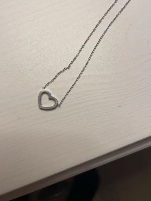 Edblad halsband silver  - Säljer ett superfint silverhalsband från Edblad för att det inte kommer till användning. Använd fåtal gånger och orginalpris är ca 349kr (köpt för 3 år sen) 🩷