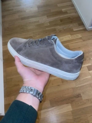 Grå mockasneaker med vit sula - Byter hellre skorna mot ett par Adidas spezial storlek 42 om nån är sugen? Hör av dig om du får frågor!😄