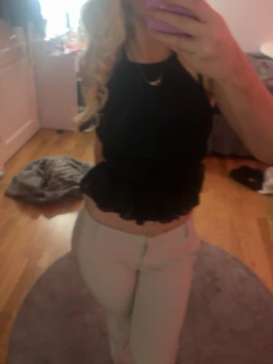 Beiga raka byxor med dragkedja - Säljer ett par beiga byxor med rak passform och klassisk dragkedja framtill. Byxorna har midwaist och är perfekta för en clean och enkel stil. Lätta att matcha med olika toppar.
