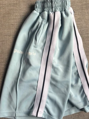 Palm angels shorts  - Säljer ett par shorts från Palm angels i fint skick. Använda någon enstaka gång. De är stretchiga i midjan.