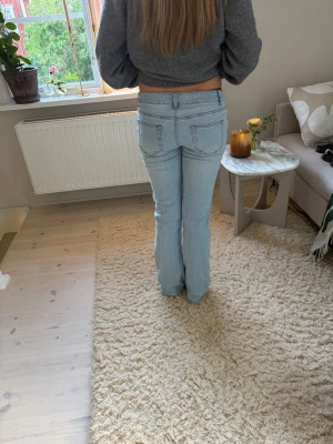 Ljusblå bootcut jeans - Säljer ett par super snygga lågmidjade jeans från märket Arizona. Står ingen storlek men gissar på S. Köpta second hand. 