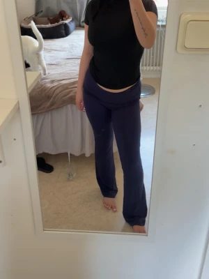 Utsvängda byxor - Säljer ett par svarta leggings som är utsvängda och som man kan vika ner.