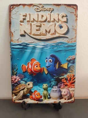 Finding Nemo metallskylt Disney - Cool metallskylt med motiv från Disneyfilmen Finding Nemo. Skylten har färgglada illustrationer av karaktärerna Nemo, Dory och deras vänner under vattnet. Perfekt som dekoration i rum eller på väggen för alla som gillar Disney och Pixar.