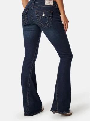 W23 Mörkblå bootcut jeans med fickdetaljer - Snygga mörkblå bootcut jeans med kontrastsömmar och dekorativa fickor bak med lock och knapp. Jeansen har låg midja och klassisk femficksdesign. Materialet är denim med lätt stretch för skön passform.