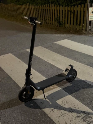 Svart elscooter från Xiaomi - Säljer en svart elscooter från Xiaomi med stilren design. Scootern har bred fotplatta, stora hjul och handtag i metall. Perfekt för att ta sig runt i stan på ett smidigt sätt. Laddas enkelt och har en tydlig display på styret.
