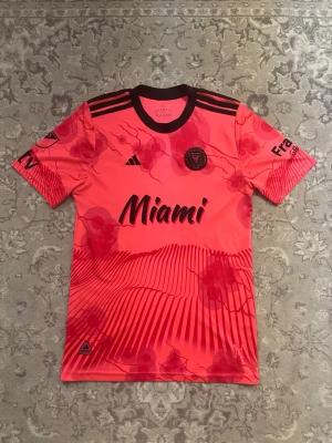 Miami Fotbollströja - Mängdrabatt finns! Ju fler plagg du köper, desto bättre pris kan jag ge!
