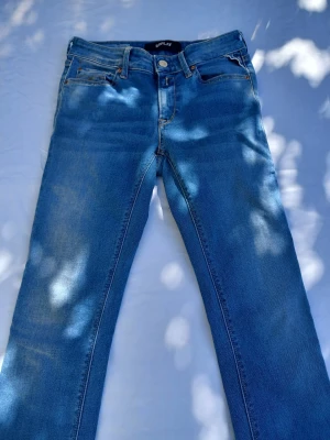 Replay Hyperflex jeans - Replay Hyperflex jeans väldigt eftertraktat och populärt. Ny pris=1500kr, vårt pris=699kr. 