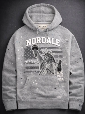 Unik Roman Nordale hoodie  - Snygg grå hoodie med stor ficka framtill och tryck av Frihetsgudinnan, amerikanska flaggan och texten 'NORDALE', 'CITY OF SIN', 'NYC 1974 USA'. Hoodien har justerbar huva och coola vita färgstänk för en streetwear-look.