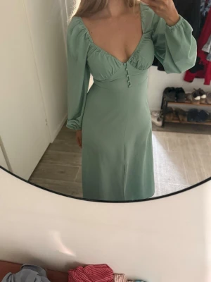 Ljusgrön långklänning från Gina tricot - strl S  - Jättefin klänning från Gina! 