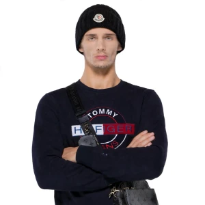 Moncler Beanie Svart One size  - Högkvalitativ replika  Storlek: One size Pris: 599kr Leverans: Skickas inom 24 timmar Lager: Begränsat antal