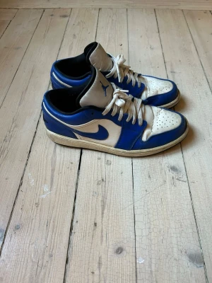 Blåvita sneakers med låg profil - Jordans skor blåa/vita, storlek 42.5, säljes då jag ej använder dom