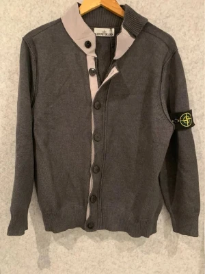Stone Island Cardigan  - Tjena säljer denna skitsnygga Cardigan från stone island, står M på den men passar S. Har både dragkedja och knappar, tröjan är i utmärkt skick, jävligt snygg, skriv gärna vid intresse!