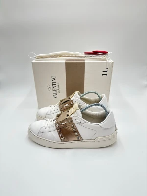 Valentino rockstud   - Hej säljer nu dessa fina valentino rockstud  skor  Skick enligt bilder  Postar snabbt och smidigt   Hör av er vid frågor eller funderingar