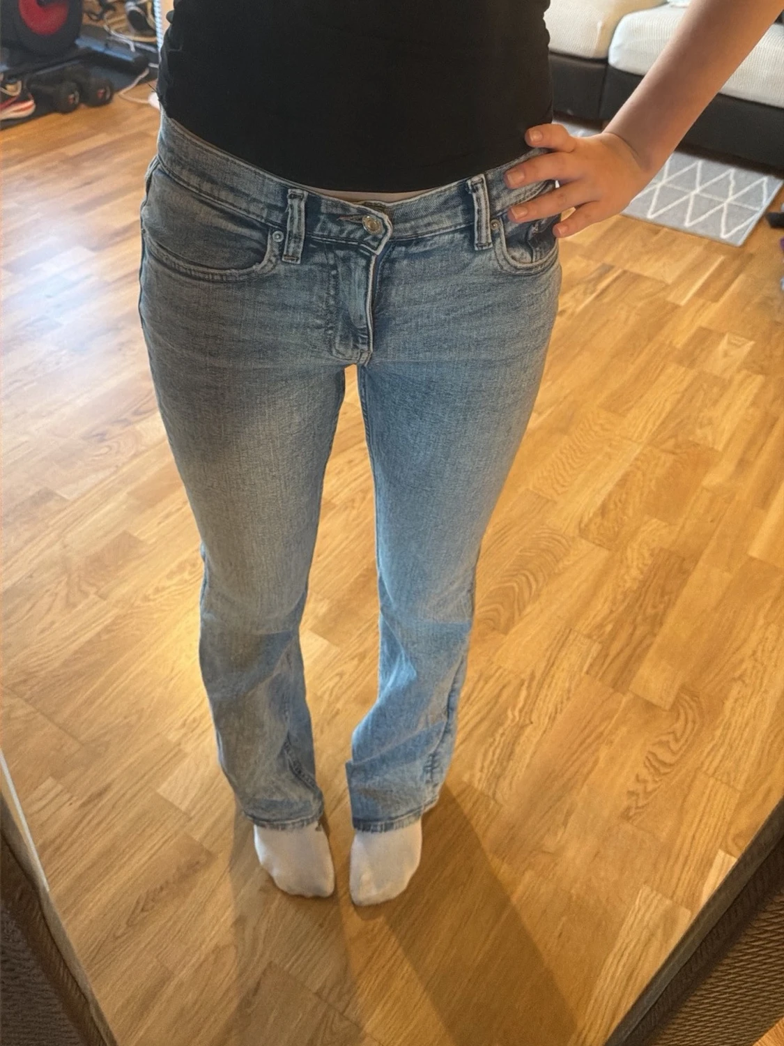Ljusblå utsvängda jeans, storlek 34 - 2