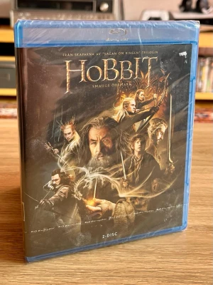 Hobbit: Smaugs ödemark – Blu-ray 2-disc – ny och inplastad - Säljer Hobbit: Smaugs ödemark (The Hobbit: The Desolation of Smaug) på Blu-ray.  Den andra delen i Peter Jacksons Hobbit-trilogi, med Martin Freeman, Ian McKellen, Richard Armitage och Orlando Bloom.  Detta är en 2-disc-utgåva som fortfarande är fabriksinplastad och oöppnad – ett fint exemplar för Tolkien-, Hobbit- och Blu-ray-samlaren. 🧙‍♂️  Skick: Ny / oöppnad / inplastad Format: Blu-ray Utgåva: 2-disc  Skickas väl emballerad.