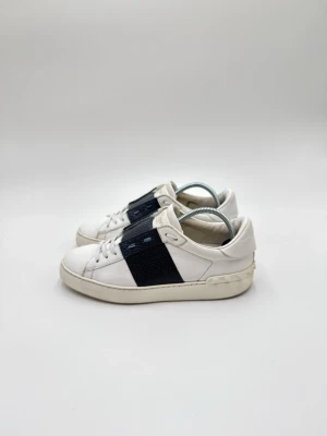 Valentino sneakers  - Hej säljer nu dessa fina valentino open skor  Skick enligt bilder  Postar snabbt och smidigt   Hör av er vid frågor eller funderingar