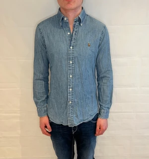 Polo Ralph Lauren Denim Shirt Blue Men's - Blå denimskjorta i bomull från Polo Ralph Lauren. Begagnad i mycket gott skick.
