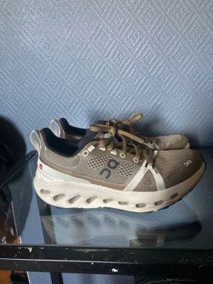On Cloud sneakers - De är i nyskick för de har endast använda ungefär 3-5 gånger. Färgen är Khaki. Priset kan sänkas vid snabb affär. 