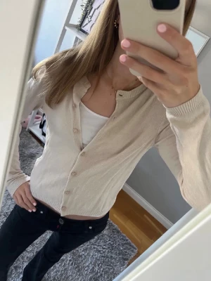 Beige tunn kofta - Säljer denna jättesnygga finstickade beiga koftan💗Koftan är i bra skick och använd fåtal gånger! Skriv gärna för fler bilder eller prisförslag💗